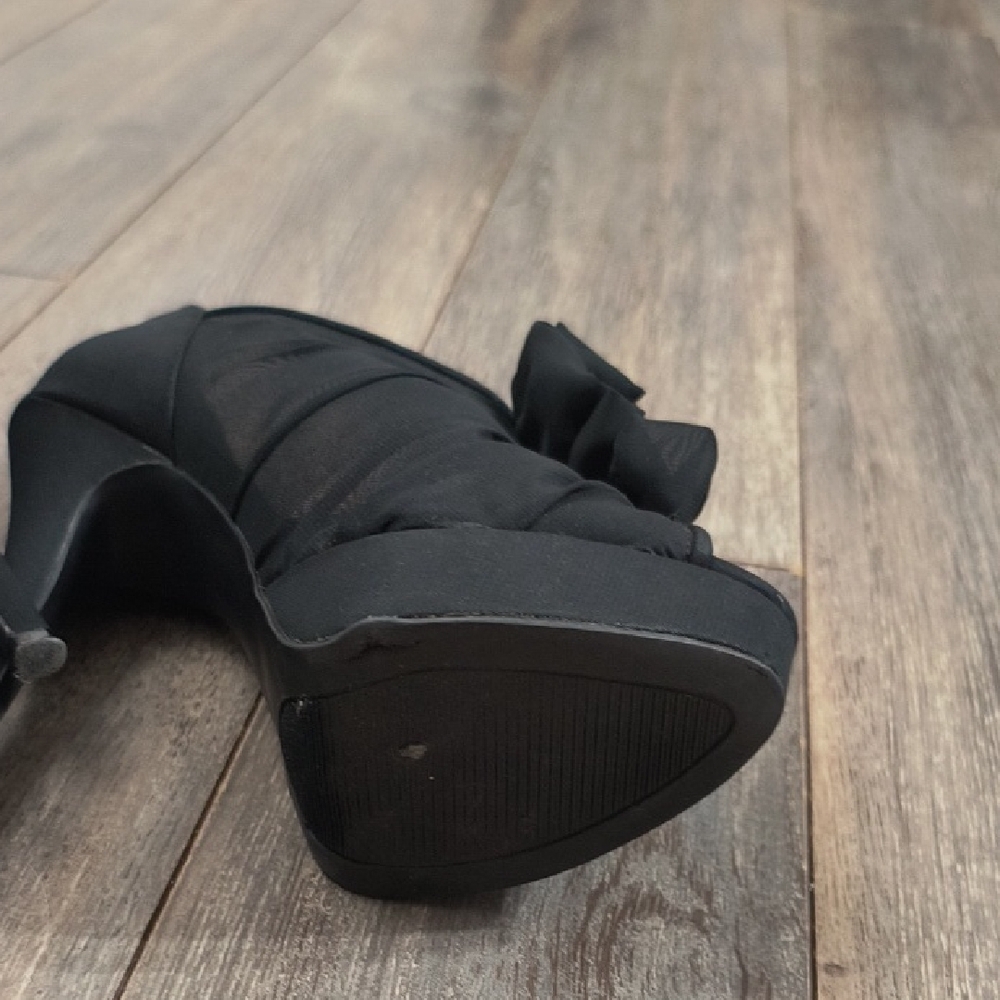Nine West Black Ruffle Heels - Picture 2 of 3